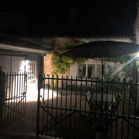 Gite Du Presbytere Port D'Envaux, Ravissante Maison De Charme Exterior foto