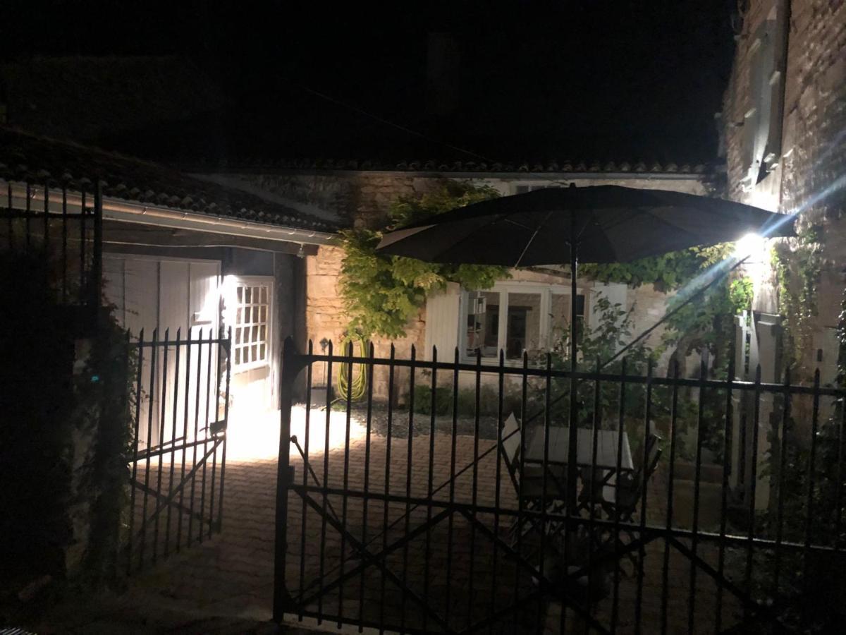 Du Presbytere D'envaux, Ravissante Maison De Charme Port-d'Envaux